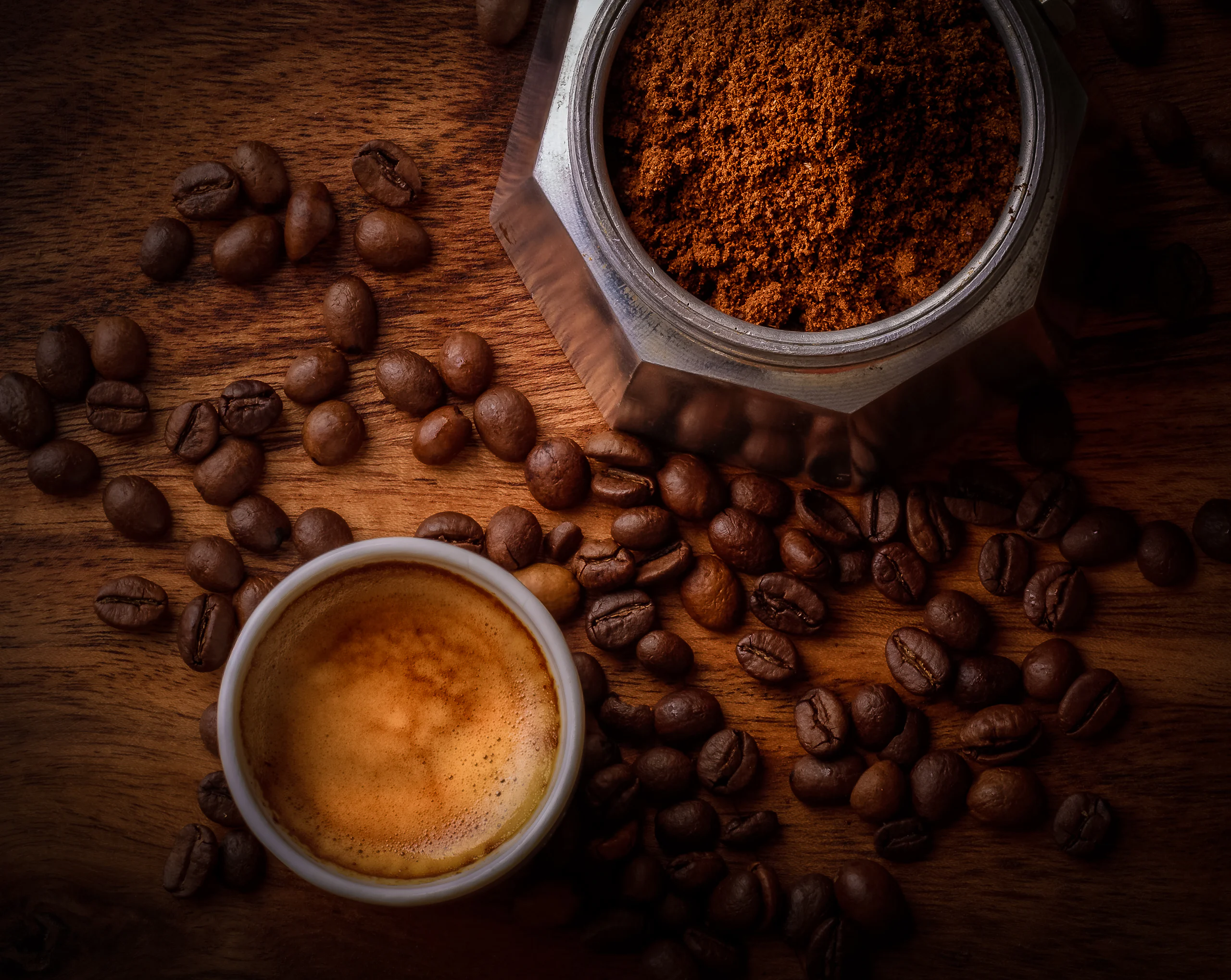 Boabe decofeinizate din Huila, lângă cafea măcinată