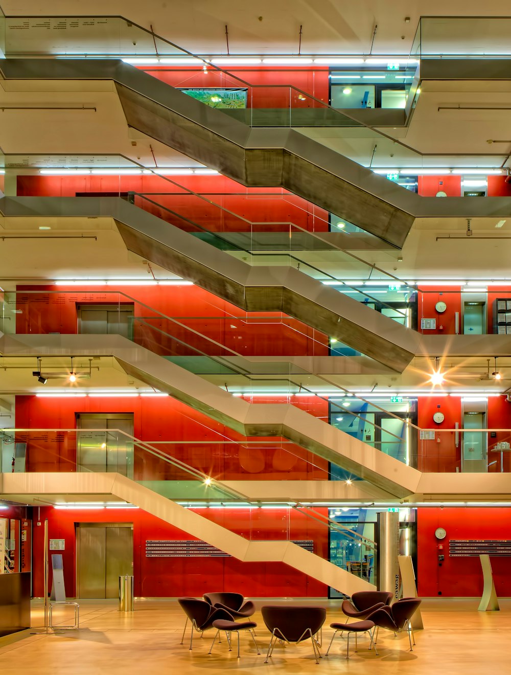 interior vermelho e branco do edifício