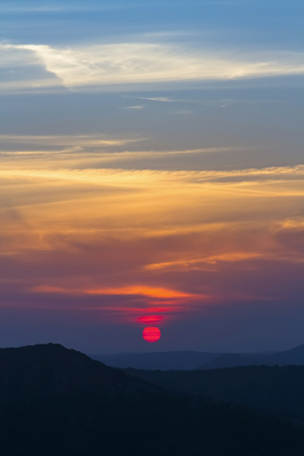 silhouette de montagne sous ciel bleu