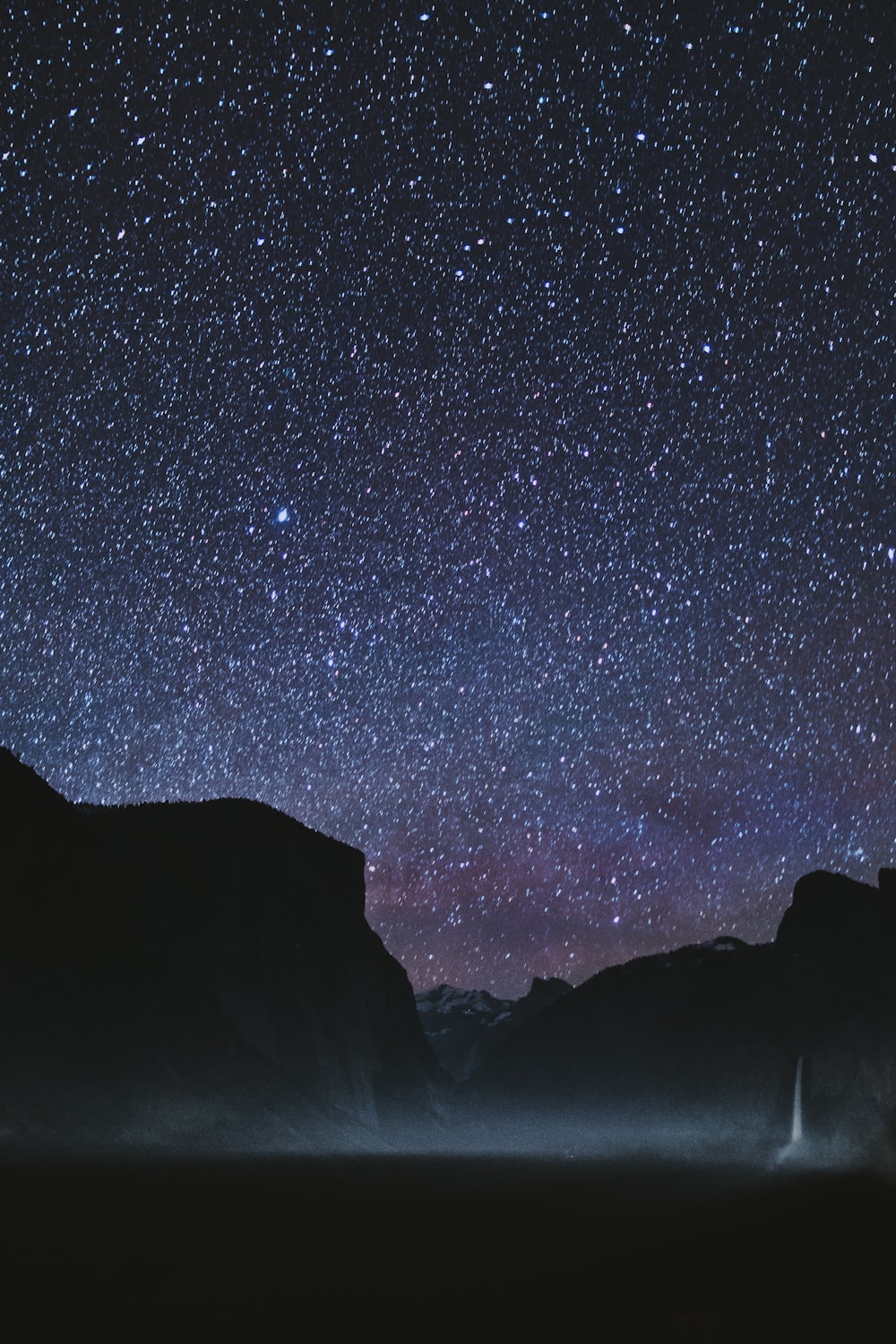 星空の山々のシルエット