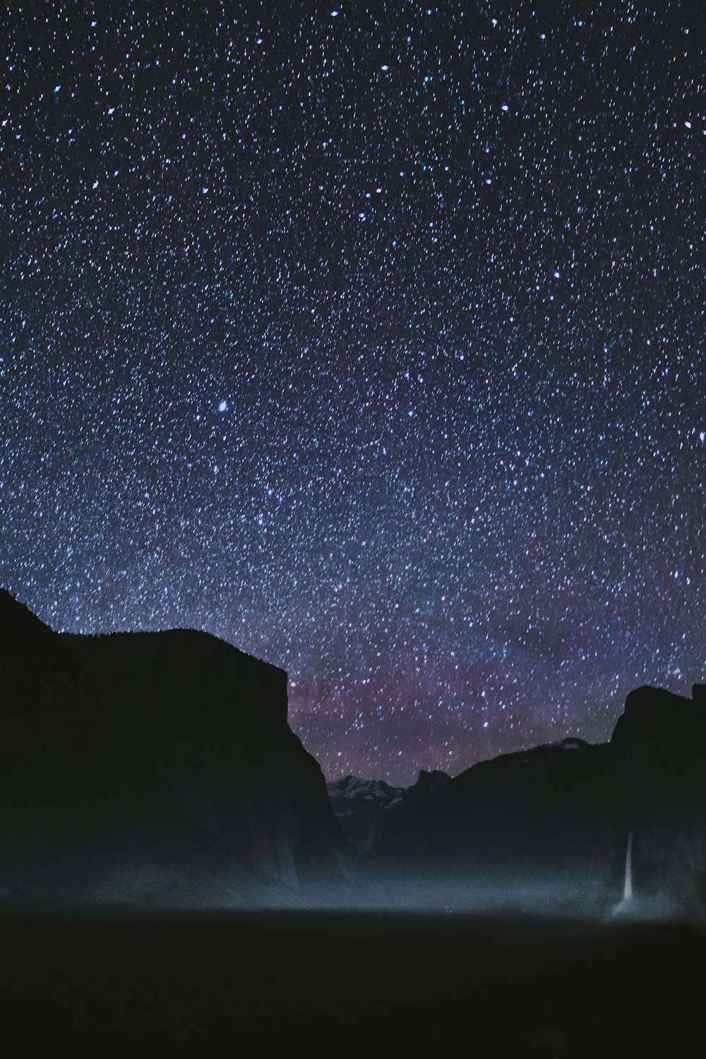 silhouette de montagnes pendant la nuit étoilée