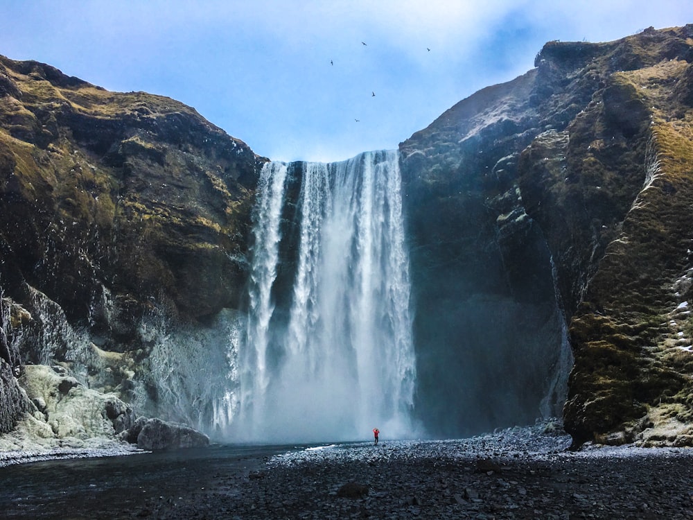 waterfalls under cloud