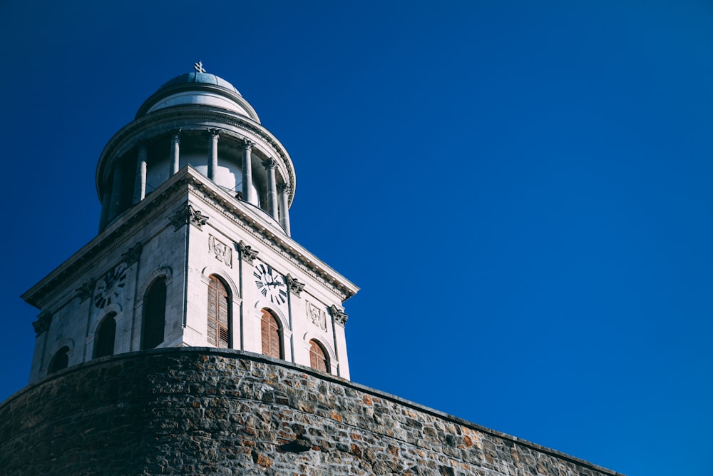 Low-Angle-Foto der weißen und braunen Kathedrale