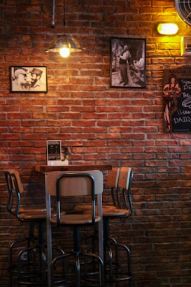 Photo 1509835767592 0d5b37cb86f1?q=85&w=273&h=462&fit=crop