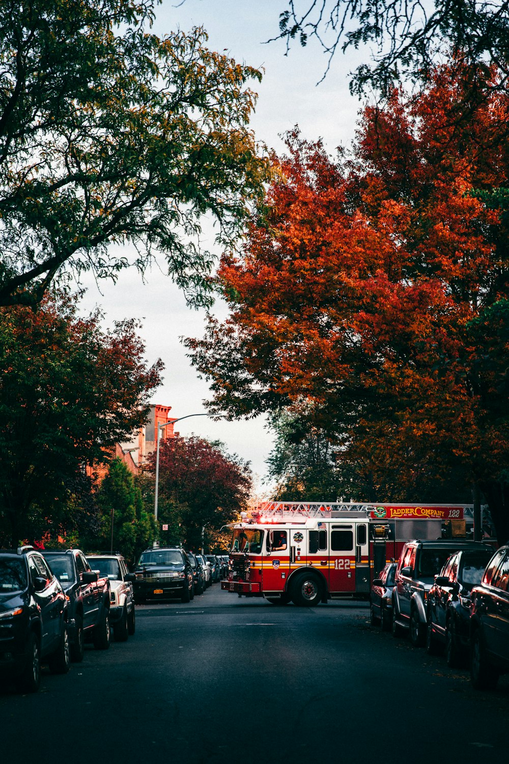 Fotografía de paisaje de camión de bomberos cruzando la calle