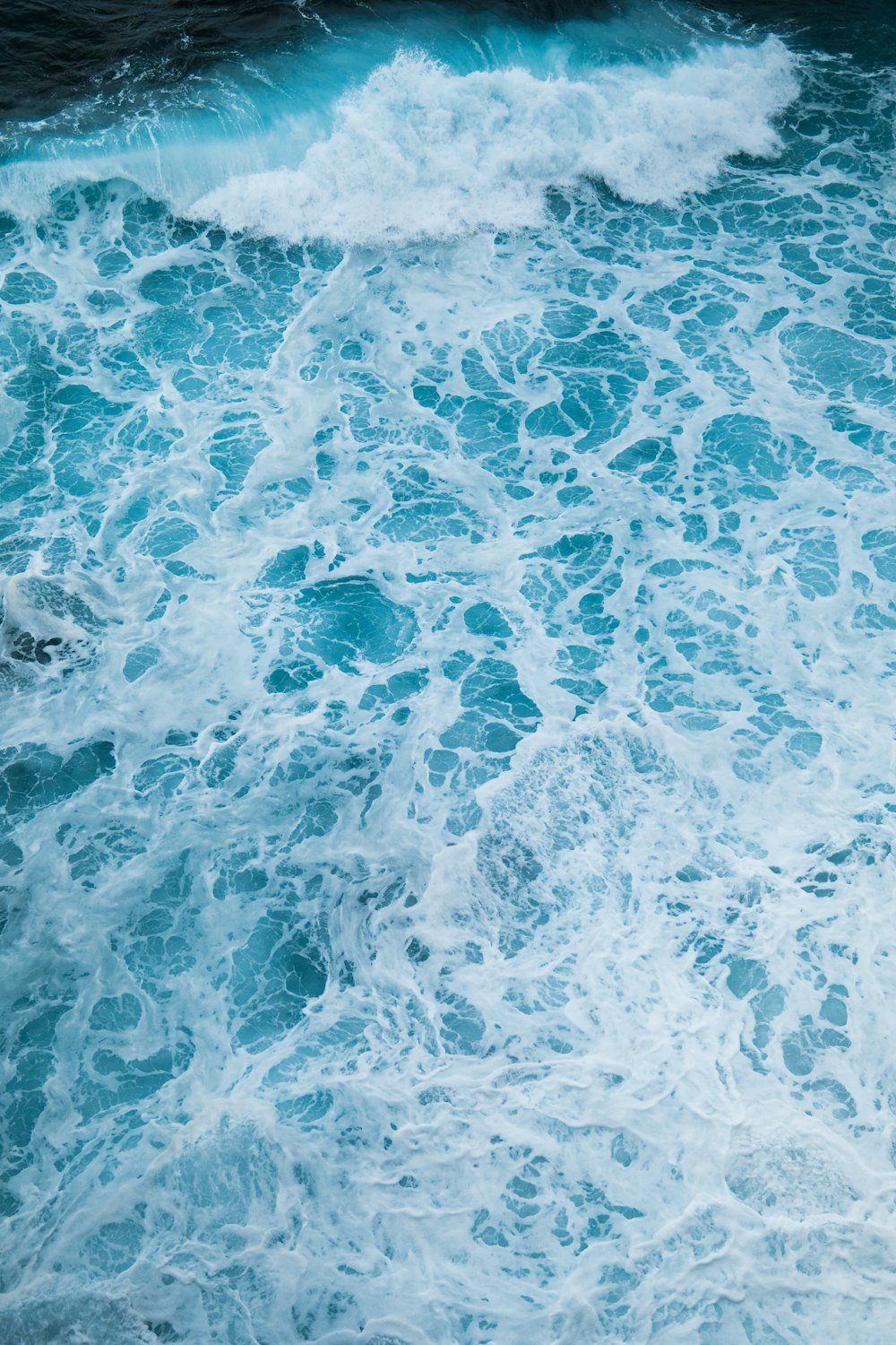 specchio d'acqua durante il giorno