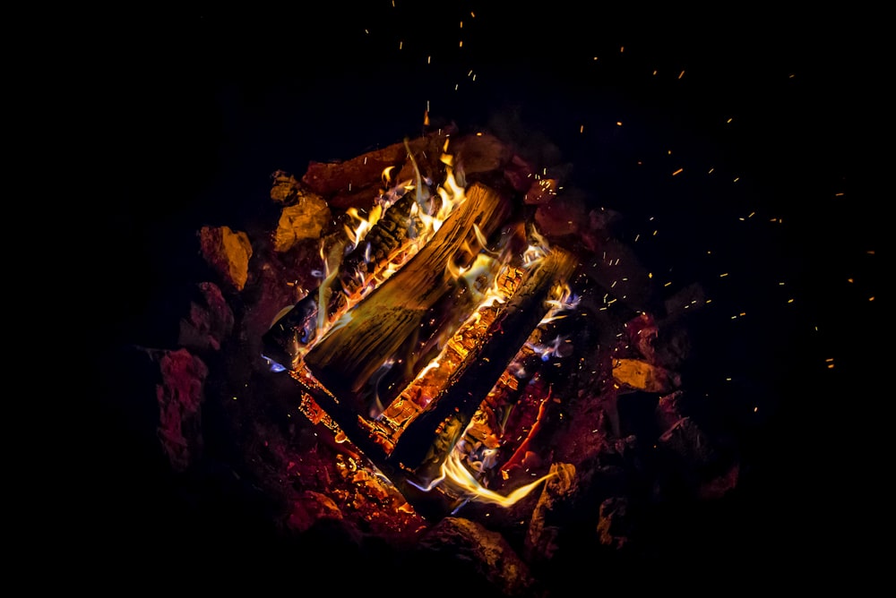 feu de joie pendant la nuit