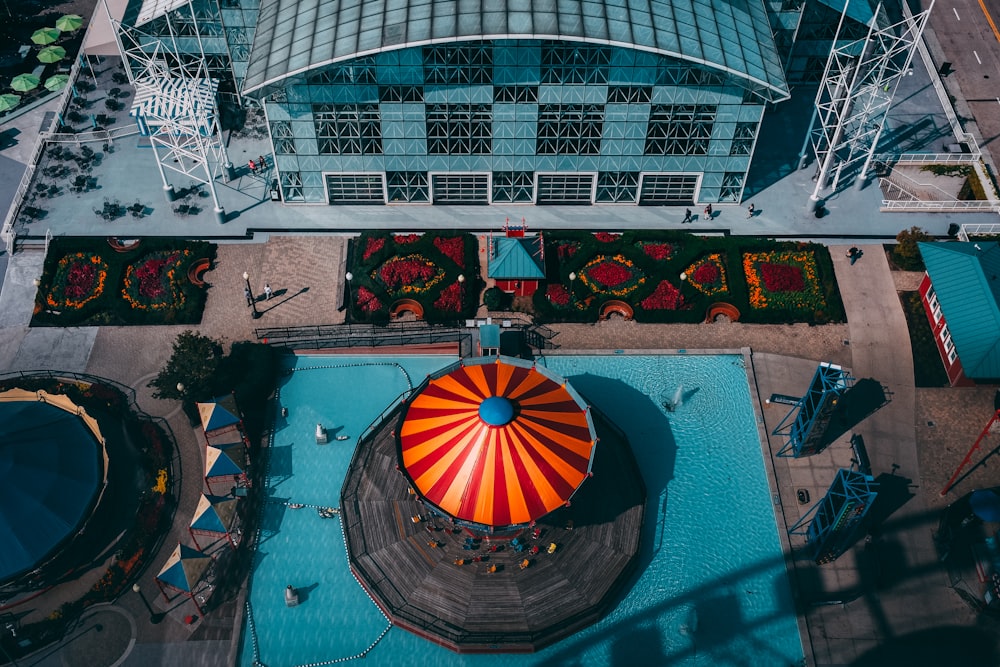 Photographie aérienne d’un parapluie orange et rouge