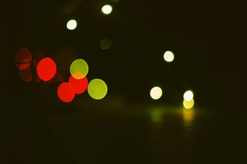 a blurry photo of a traffic light at night