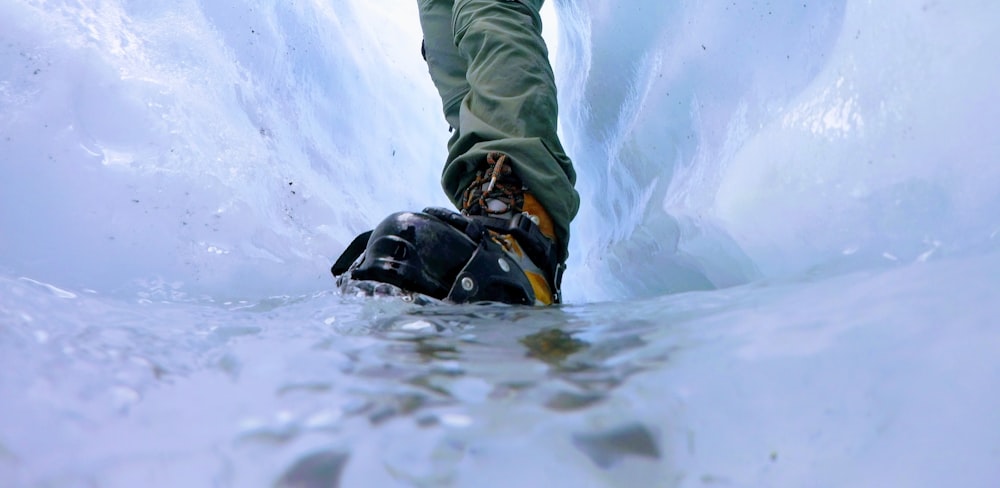 photo en gros plan d’une personne debout sur la surface de la glace