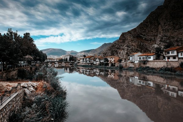 Body of calm water near houses and trees during daytime — Amasya, Turkey