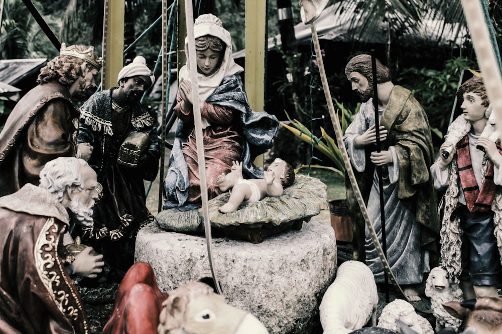 une crèche avec des figurines de personnes et d’animaux