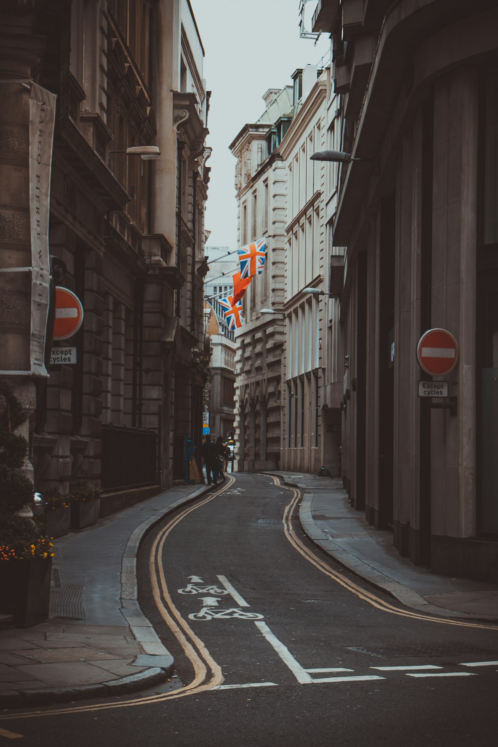 Persona al lado del edificio Brown