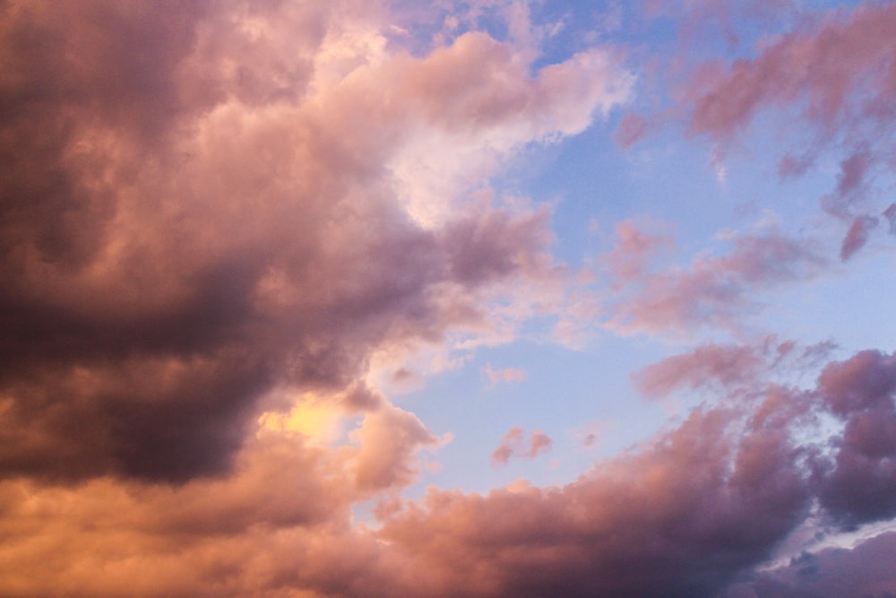 orangefarbener und blauer bewölkter Himmel