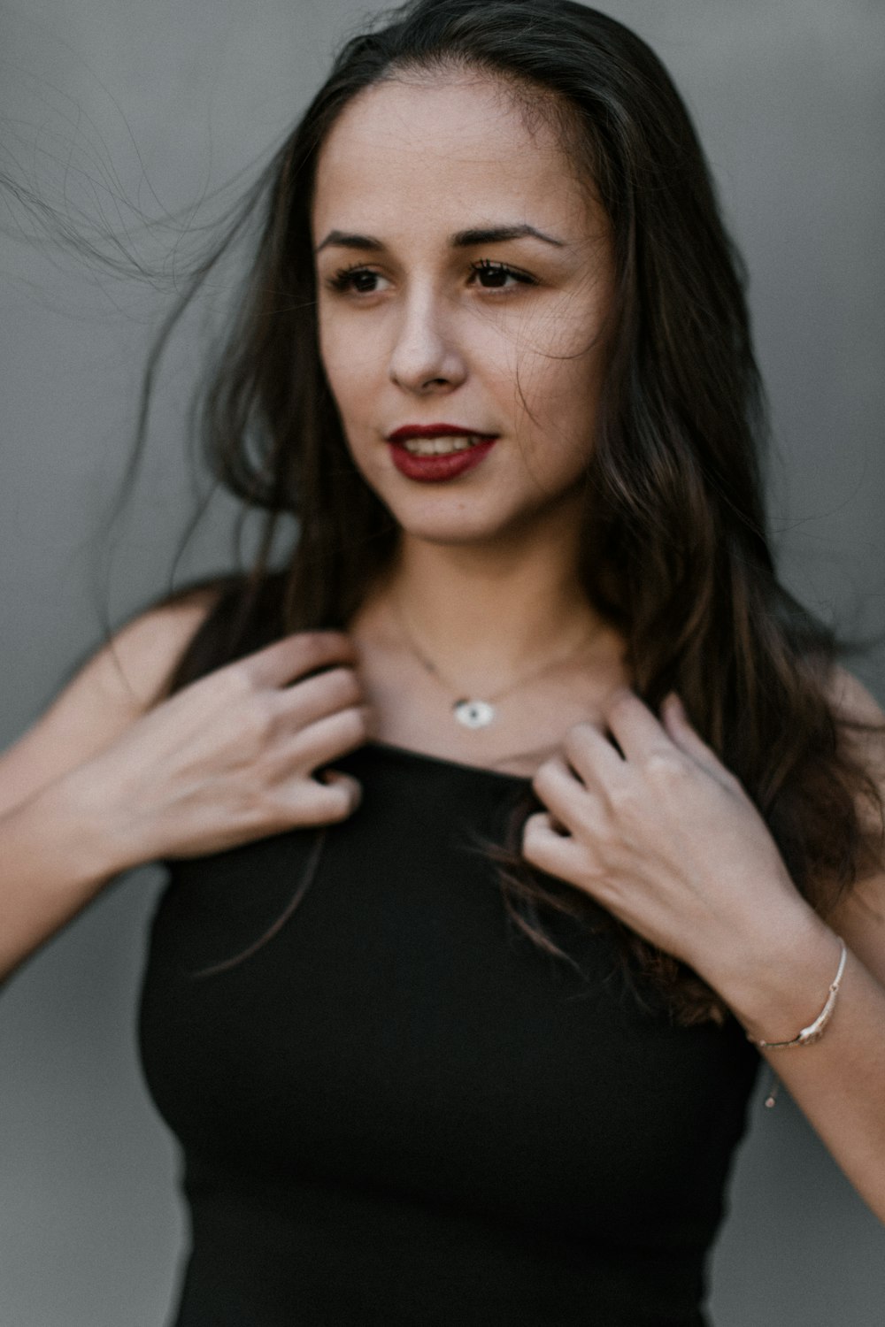 woman in black sleeveless shirt