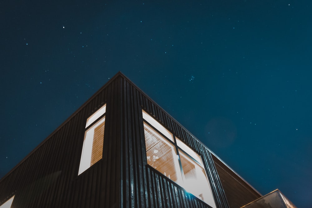 edifício preto sob o céu azul