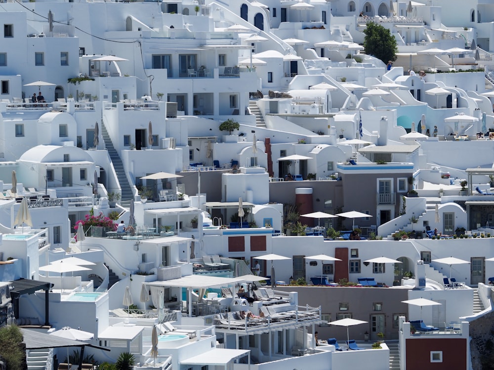 Photographie aérienne de maisons en béton blanc