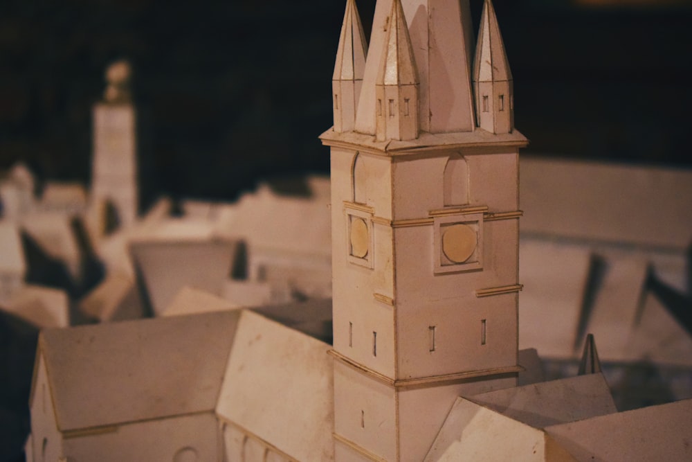 Foto de primer plano de la miniatura del castillo blanco