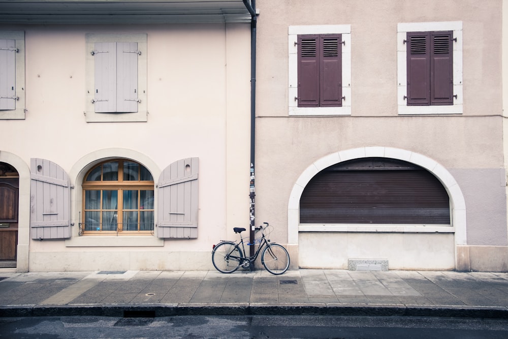 Passageiros de bicicleta estacionados em poste de luz