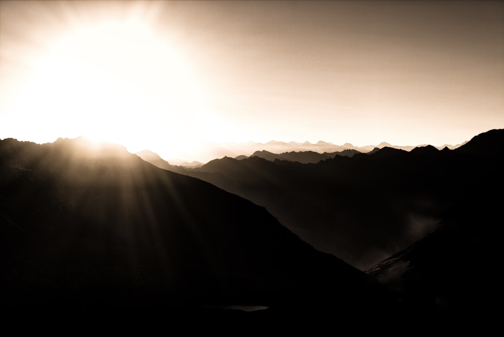 photographie de paysage de montagnes au lever du soleil
