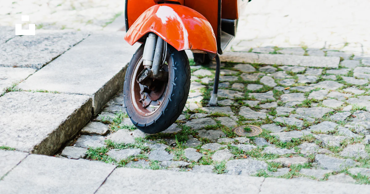 Orangefarbener Motorroller im Freien während des Tages Foto ...