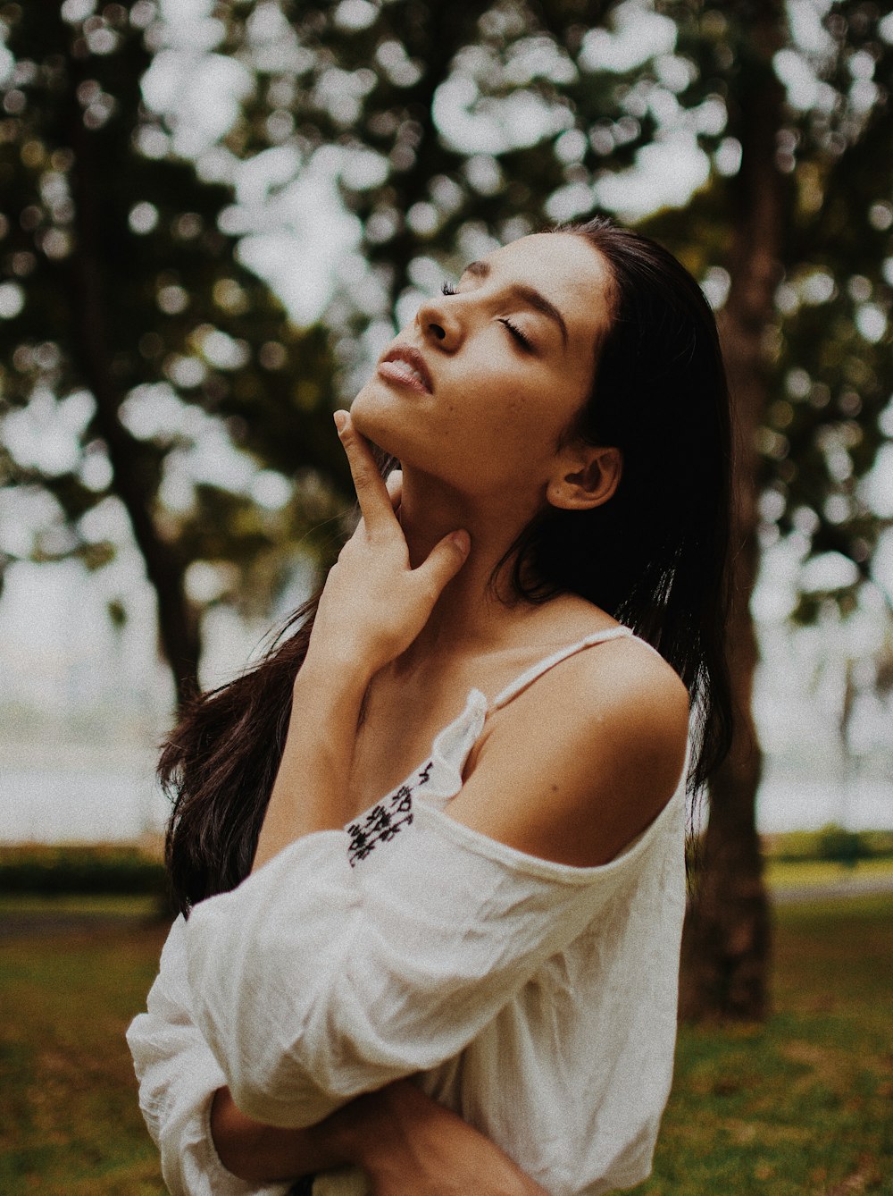 Fotografia de foco raso na mulher no top branco de ombro frio