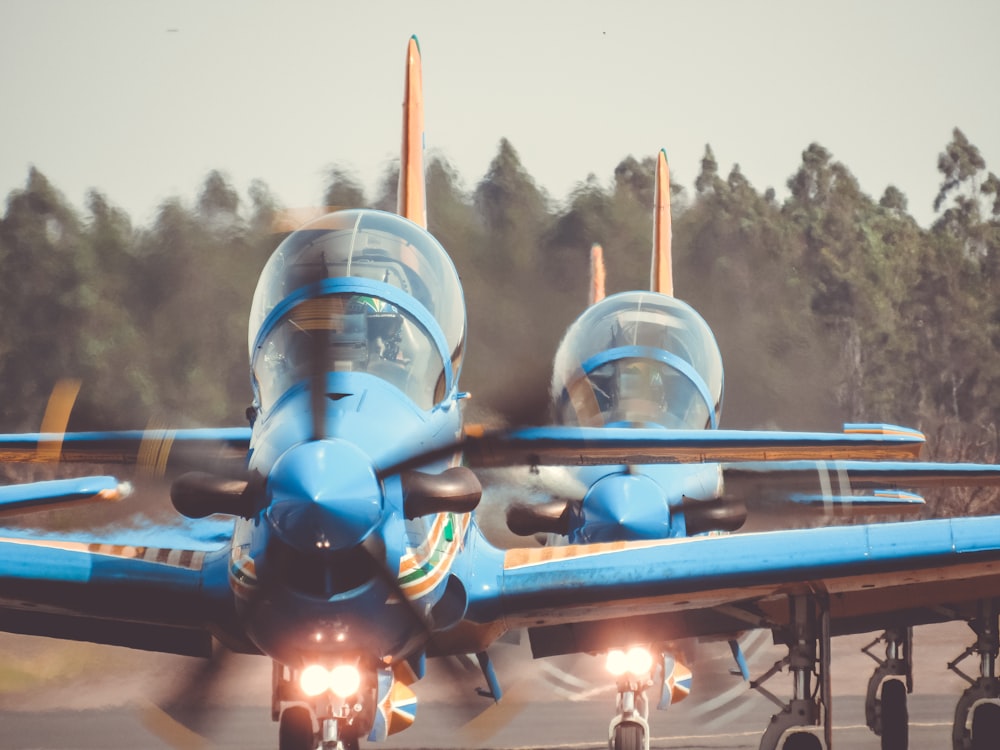 two blue planes during daytime