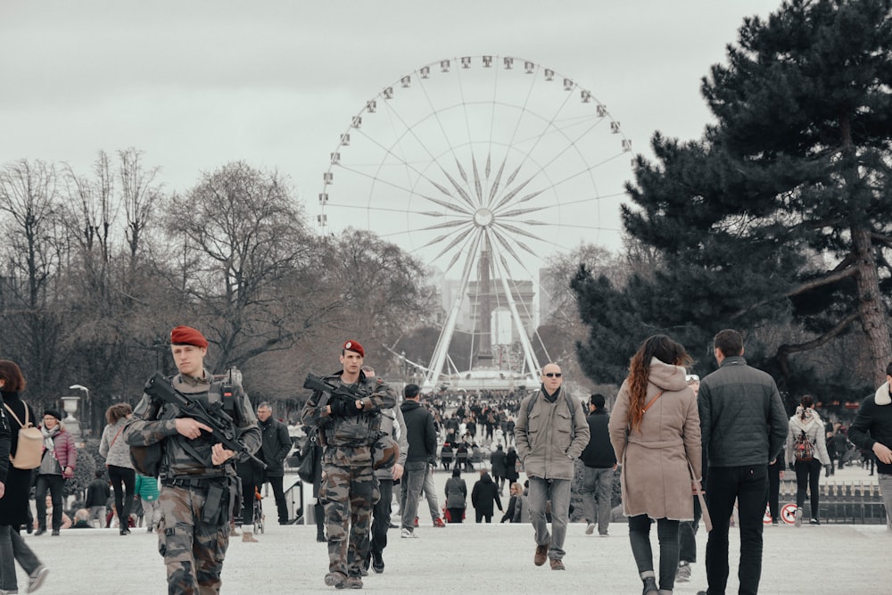 Weißes Riesenrad in der Nähe von Bäumen