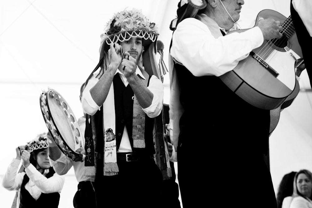 photo de trois personnes jouant d’un instrument de musique