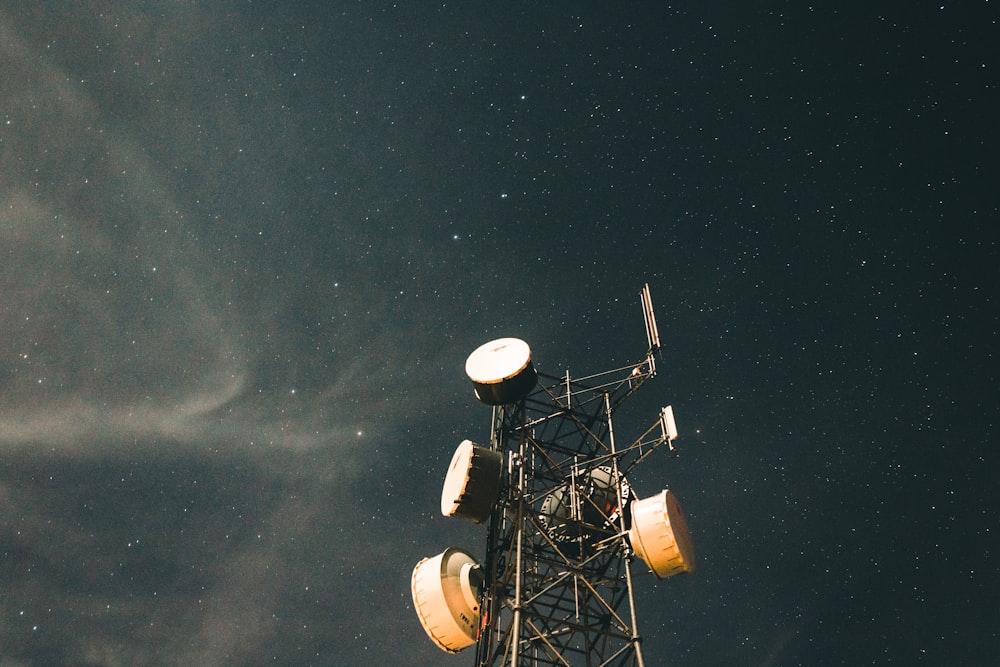 Fotografía de ángulo bajo de la torre de transmisión