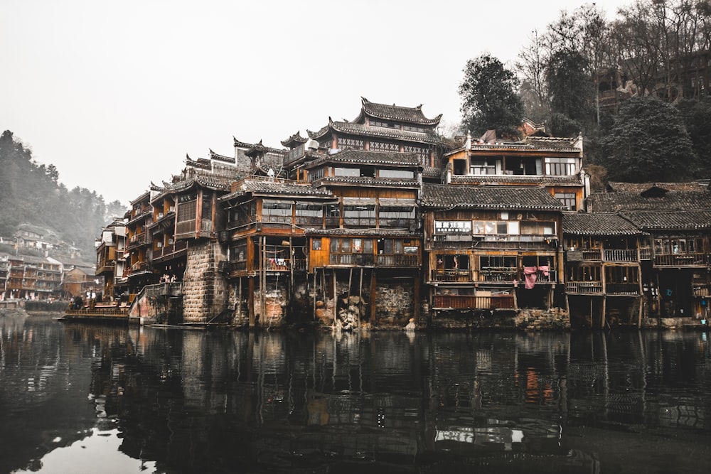 Casas de madera marrón junto al río