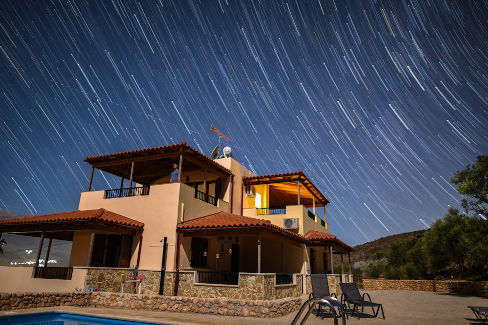 Casa de madera marrón durante el día