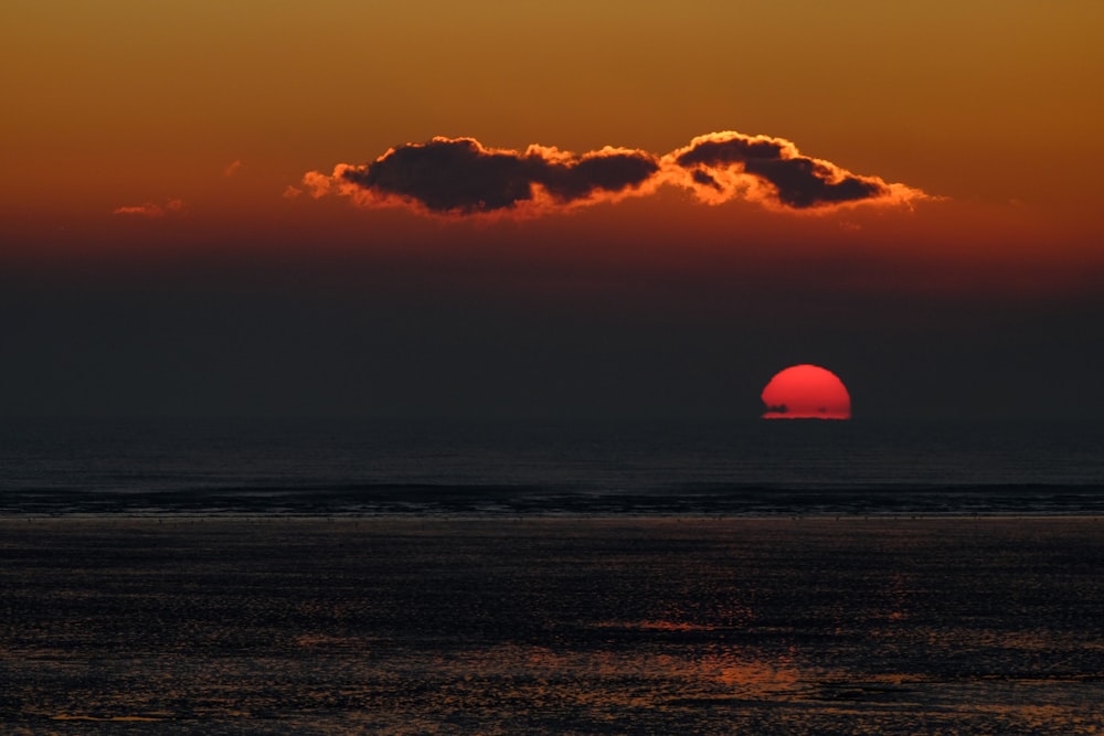 Puesta de sol en el cuerpo de agua