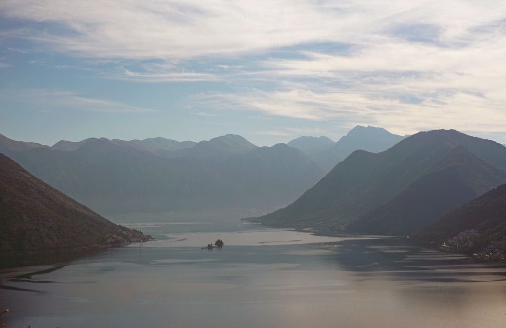 Plan d’eau entre les montagnes