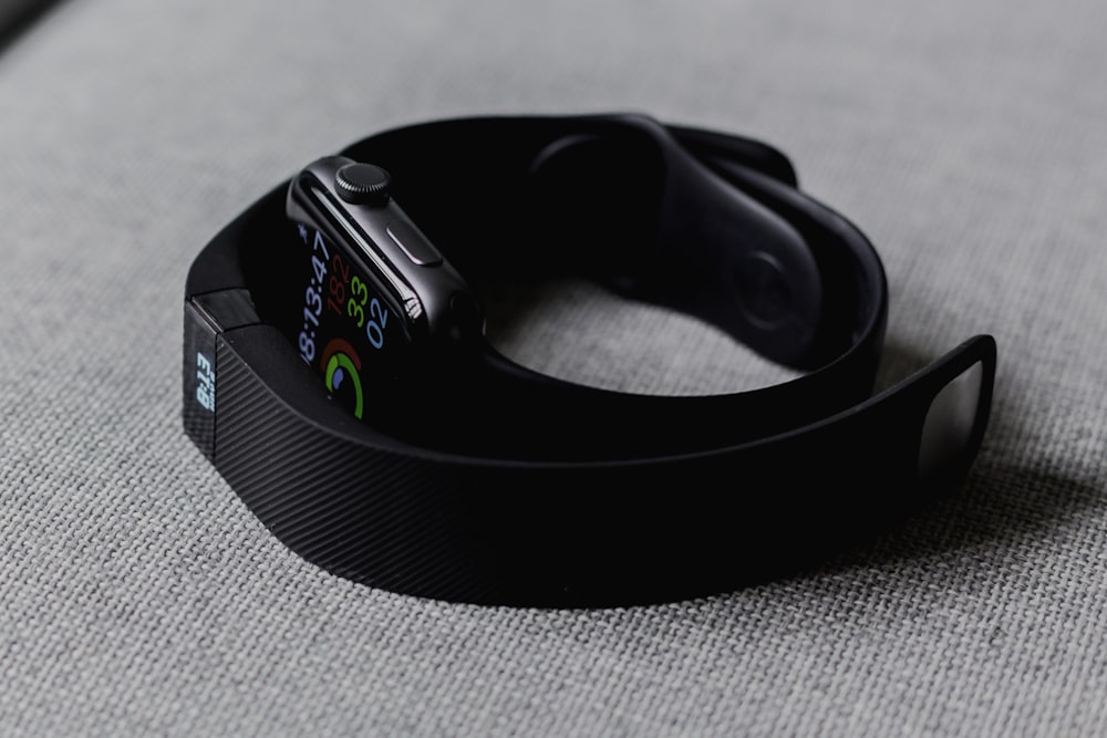 블랙 알루미늄 케이스 Apple Watch 및 블랙 Fitbit Charge 2