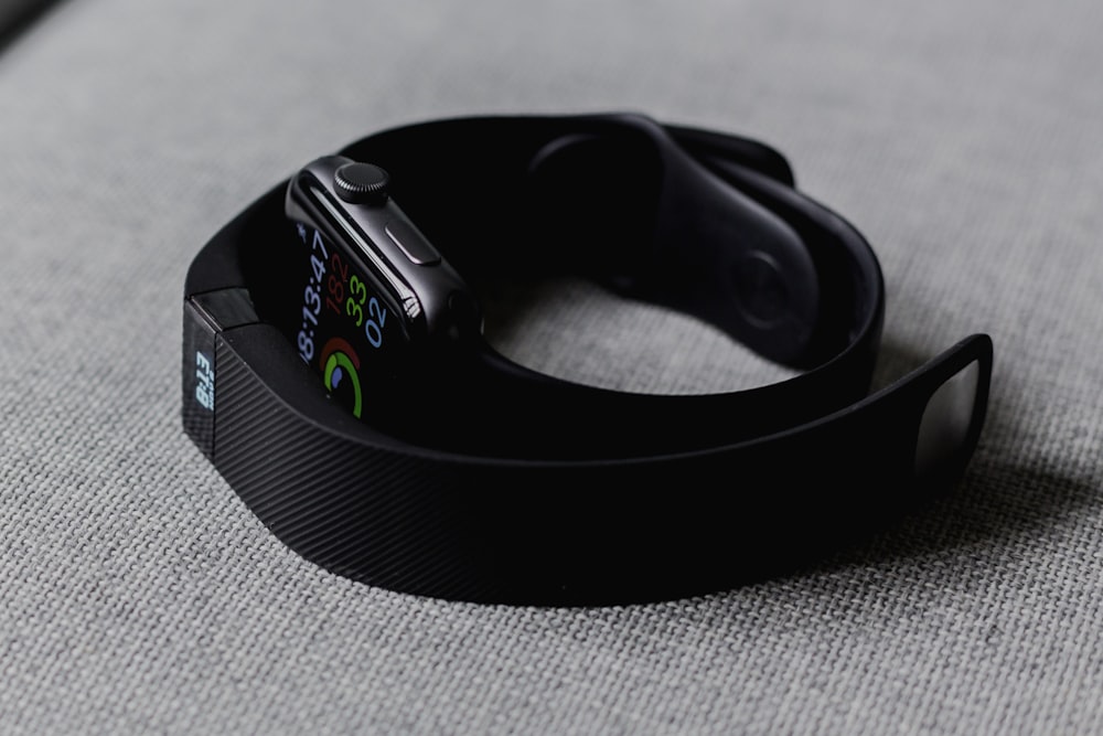 caja de aluminio negro Apple Watch y Fitbit charge 2 negro