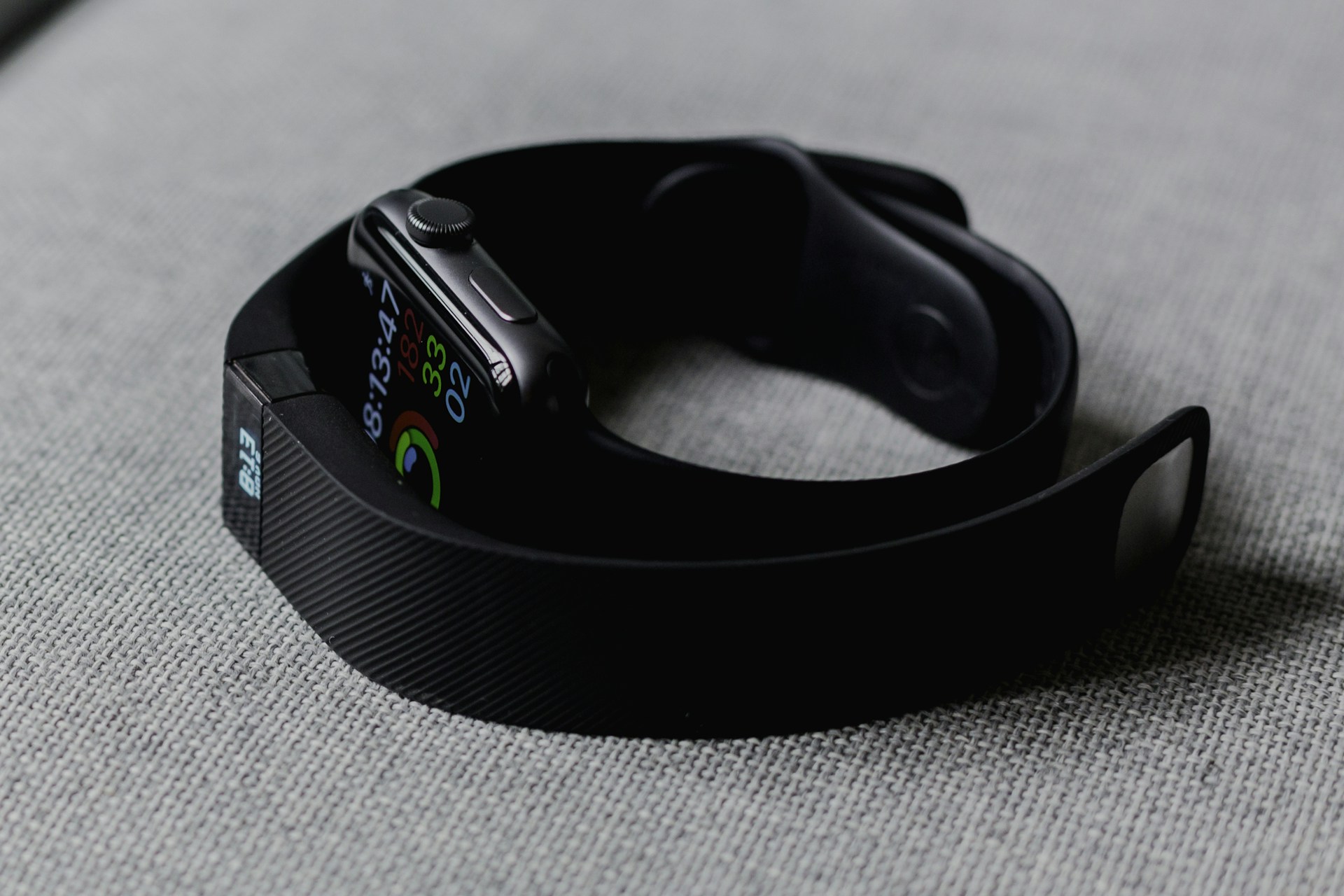 Fitness wearable displaying heart rate and recovery metrics