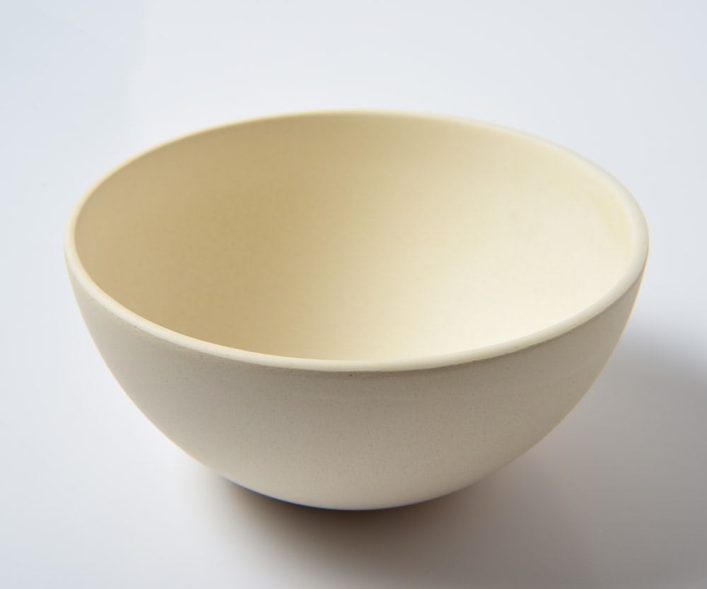 ciotola rotonda in ceramica bianca