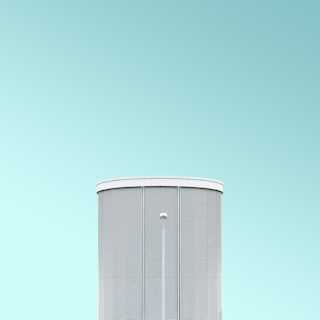 gray high-rise building
