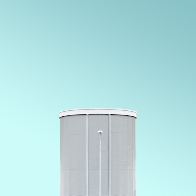 gray high-rise building