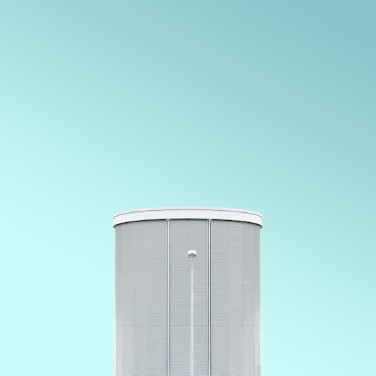 gray high-rise building