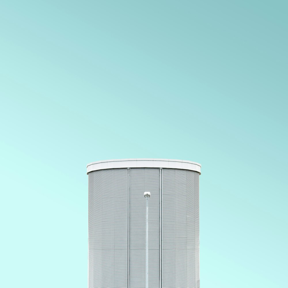 gray high-rise building