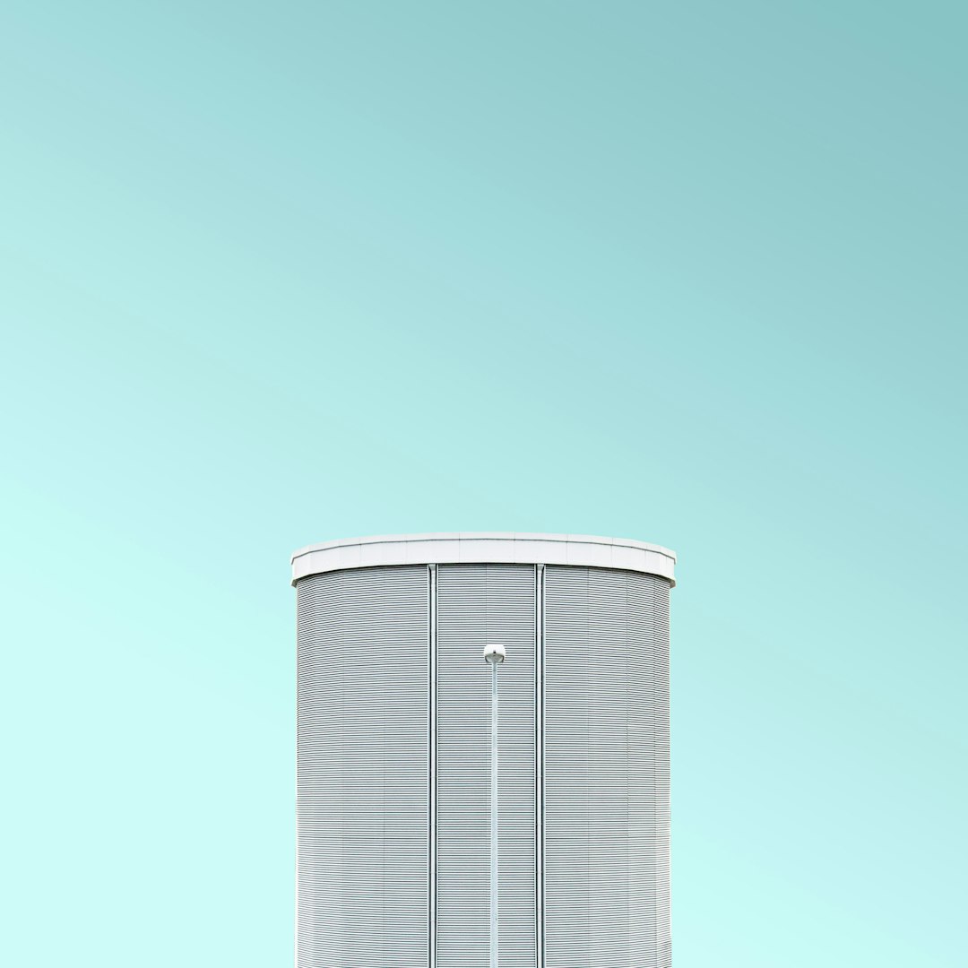 gray high-rise building