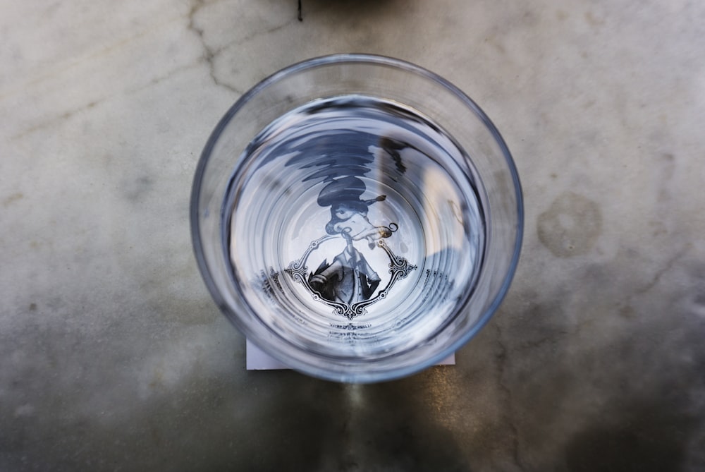 foto di bicchiere pieno d'acqua