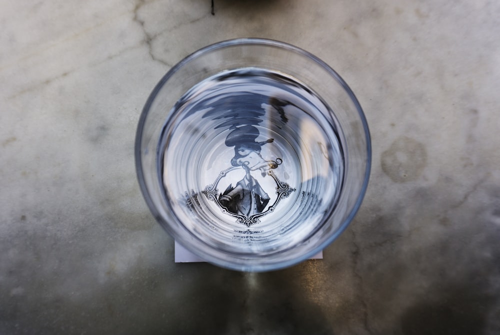 photo d’un verre à boire rempli d’eau
