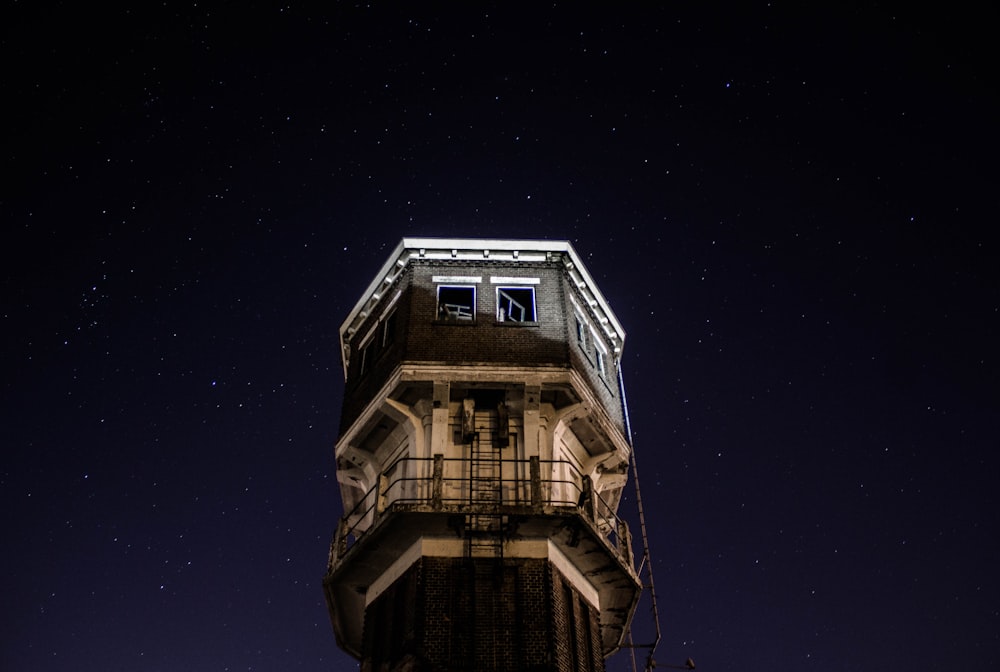 Fotografía de ángulo bajo de la torre por la noche