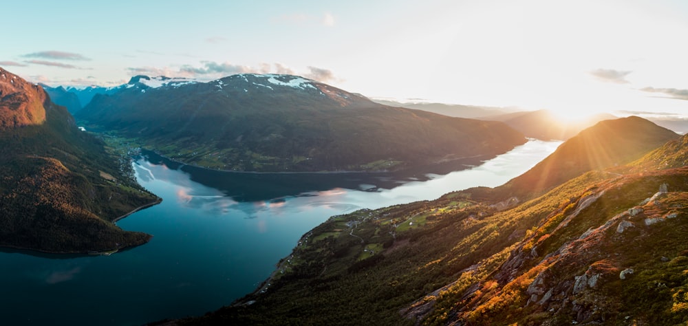 Foto de ángulo alto del río