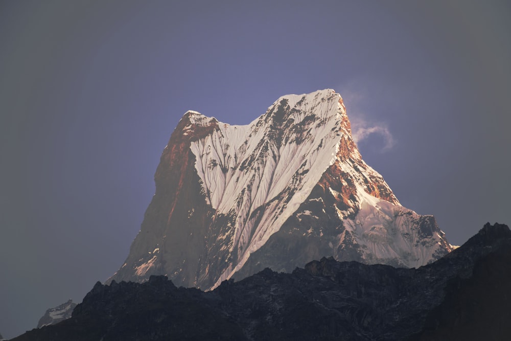 foto de foco da montanha coberta de neve durante o dia