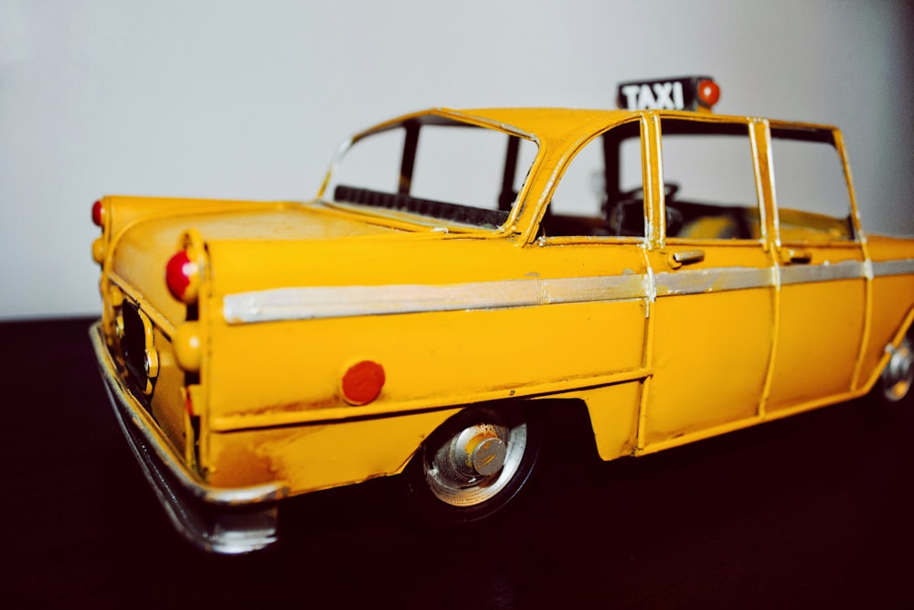 Maqueta a escala de taxi amarillo