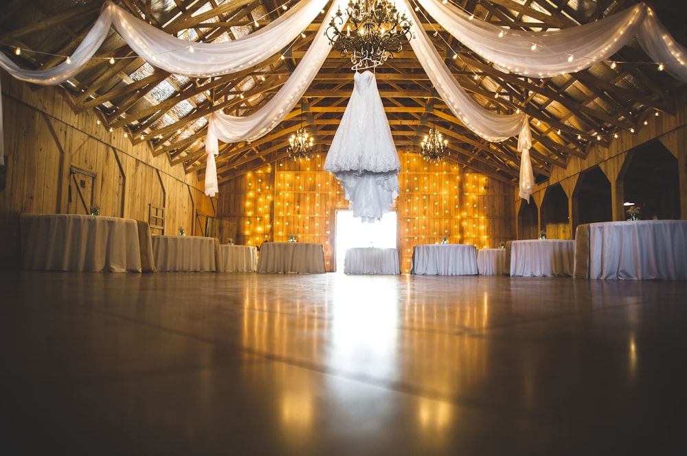 table blanche avec lot de nappes blanches